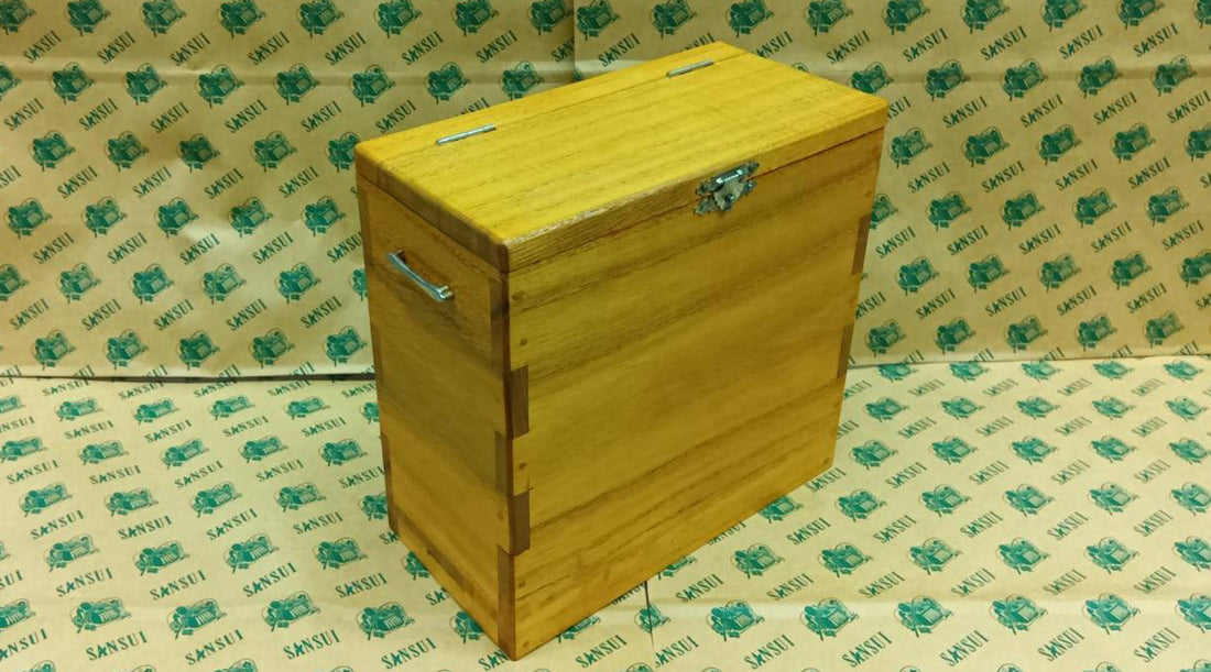 タナゴ桐水箱ございます。